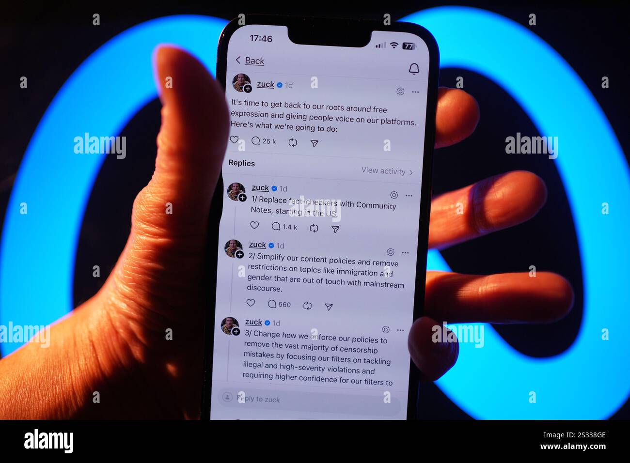 Una serie di post del CEO di Meta Mark Zuckerberg sull'app dei social media Threads, che descrivono i suoi cambiamenti nella moderazione dei contenuti, su un telefono cellulare a Londra. Meta è quello di scartare il suo programma di controllo dei fatti di lunga data a favore di un sistema di note della comunità simile a quello sulla piattaforma di social media di Elon Musk X. Data immagine: Mercoledì 8 gennaio 2025. Foto Stock