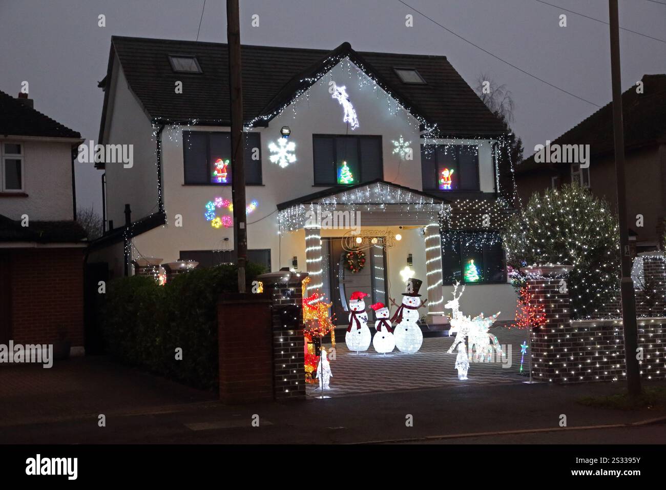 Casa decorata con luci di Natale al Dusk Surrey Inghilterra Foto Stock