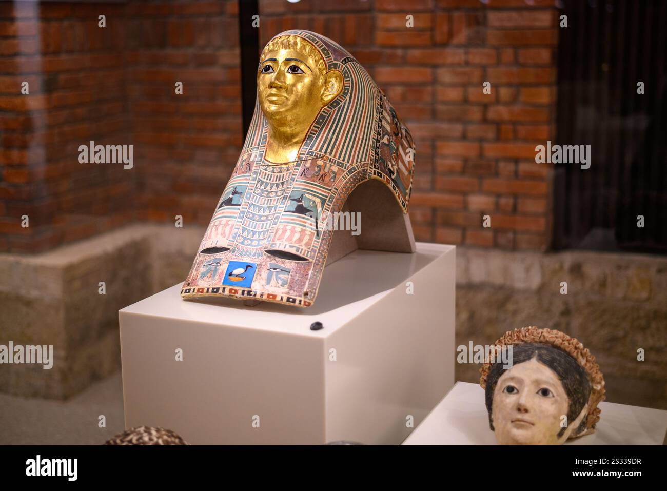 Reperti egizi antichi esposti al Neues Museum, nuovo Museo nel complesso Museum Island nel centro storico di Berlino, Germania, il 2 gennaio 2025 Foto Stock