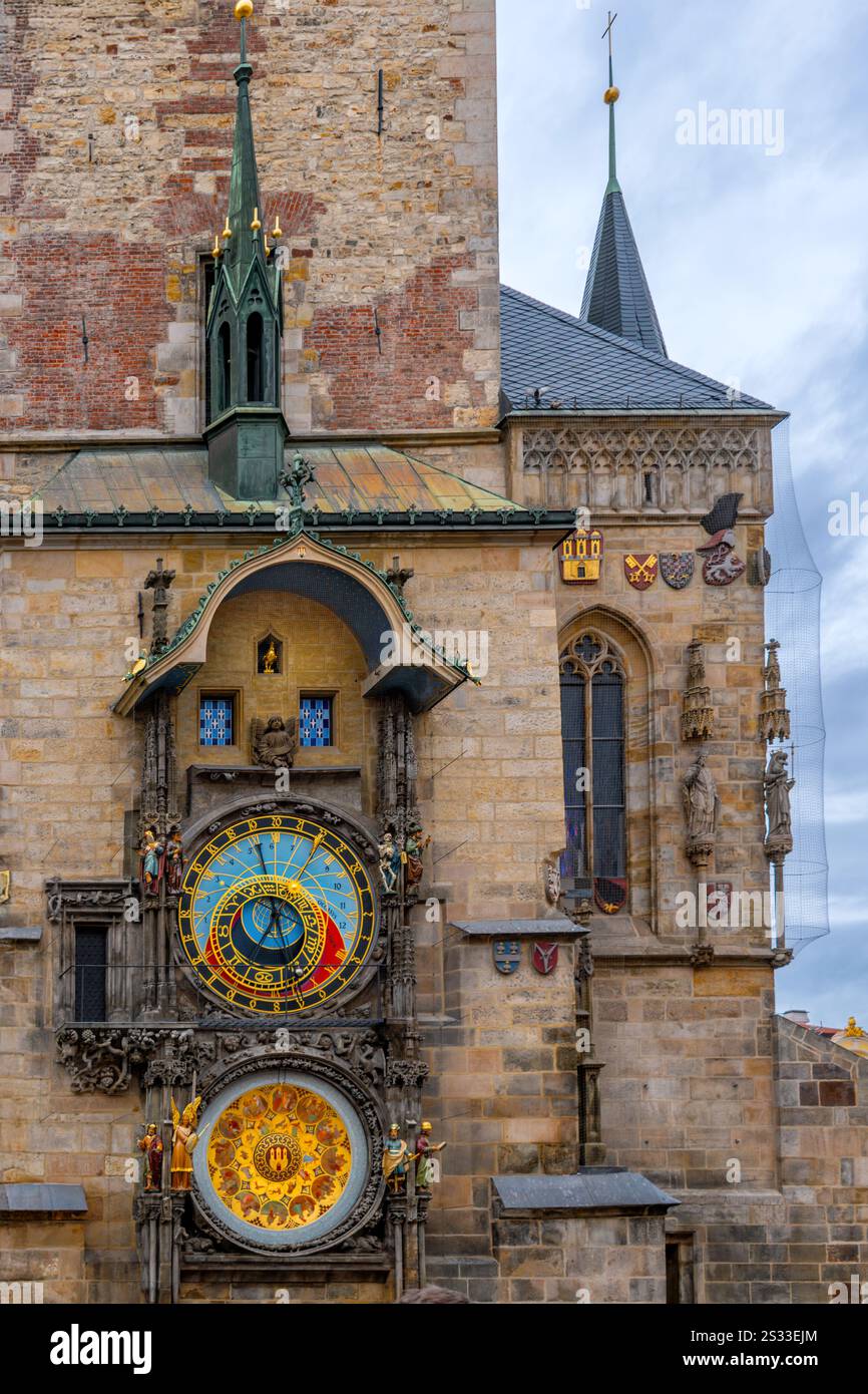 Praga, Repubblica Ceca - 20 dicembre 2024: Orologio astronomico di Praga (15° centesimo.) Sul lato sud del Municipio, nella Piazza della città Vecchia Foto Stock