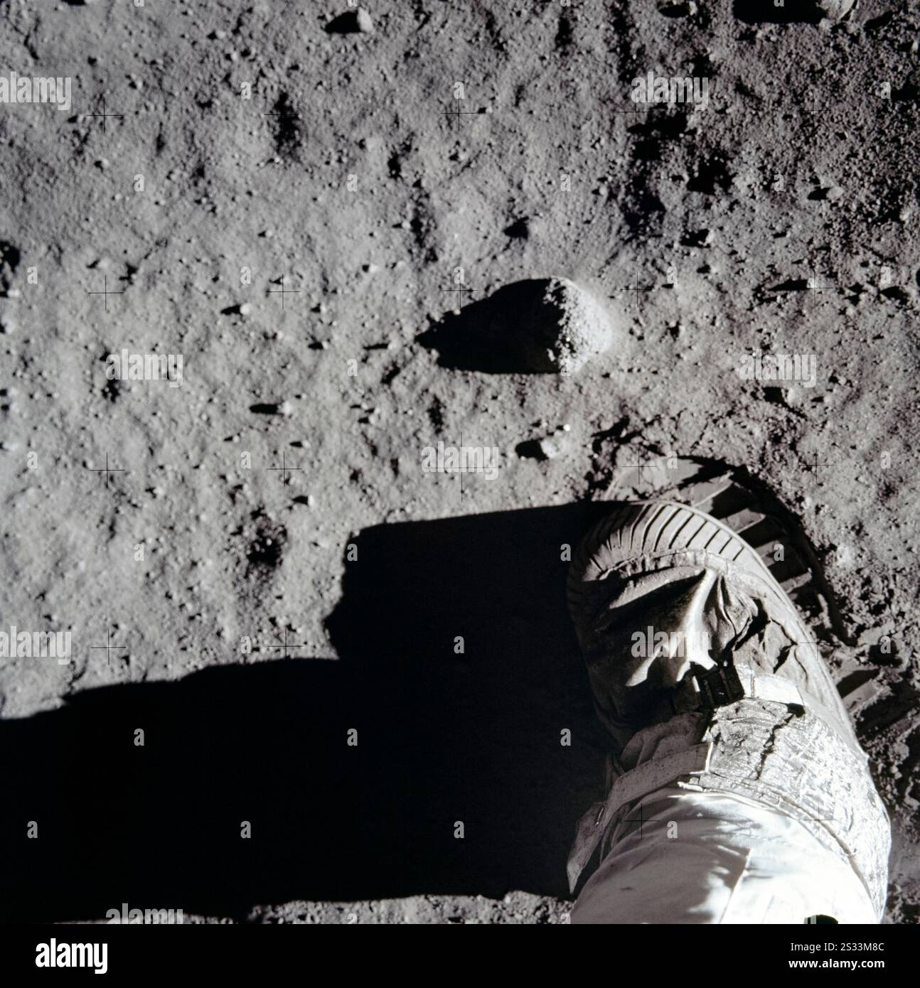 Lo stivale e l'impronta di Buzz Aldrin, fotografati durante la missione Apollo 11 il 21 luglio 1969 come parte di un'attività di indagine meccanica del suolo per studiare e documentare le proprietà superficiali della regolite lunare. Foto Stock