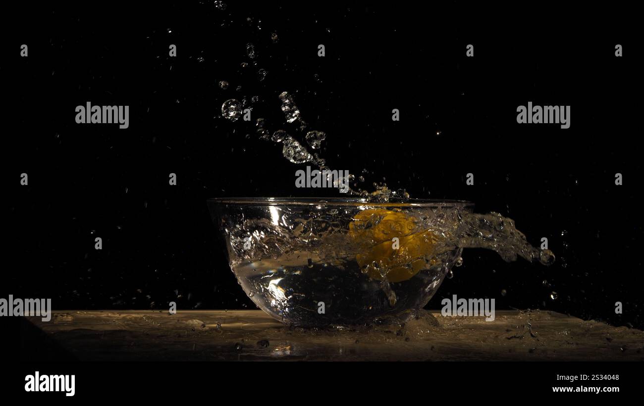 limone che si laffeggia nell'acqua Foto Stock