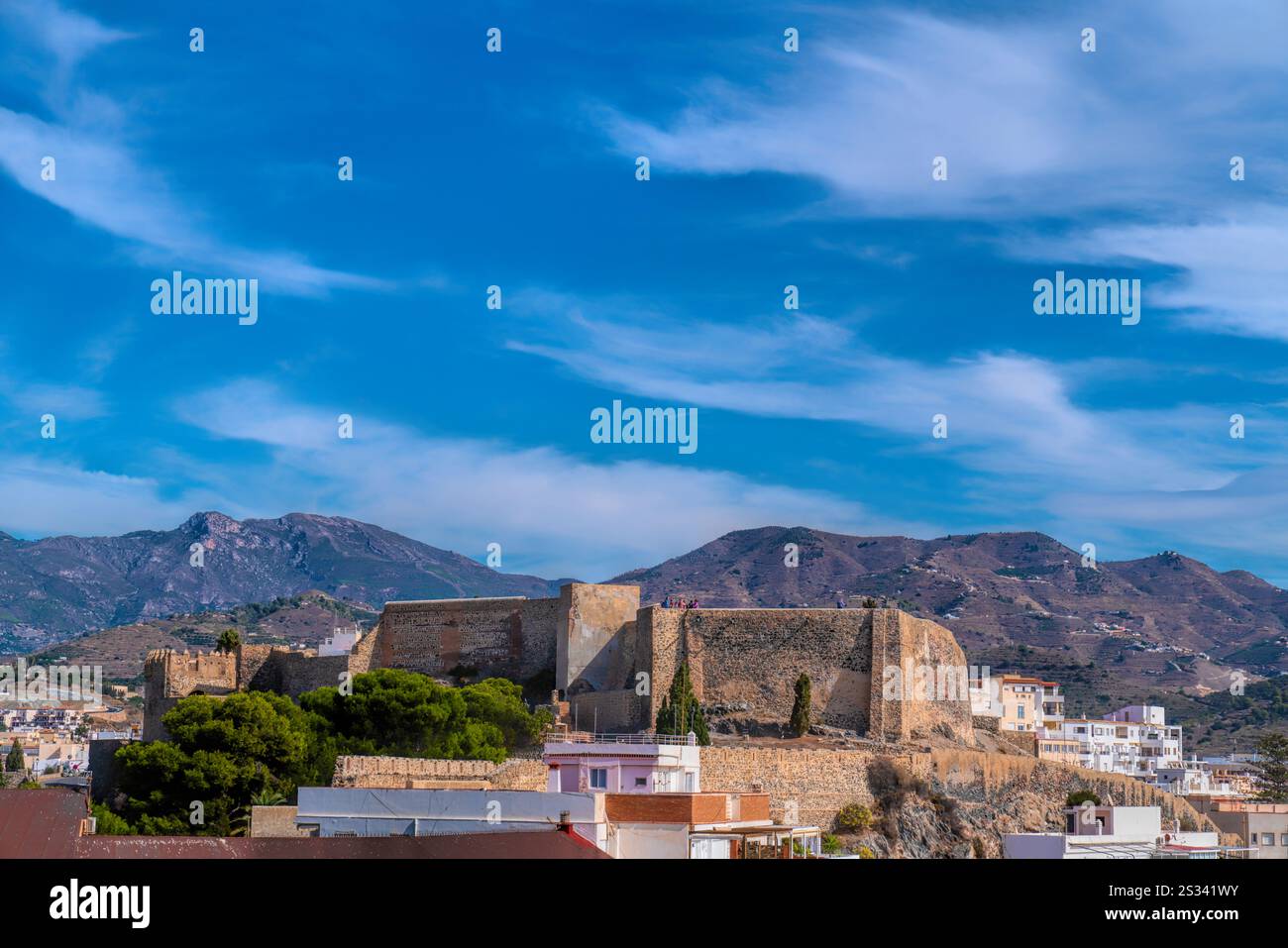 Castello Almunecar Spagna Costa del Sol con montagne e cielo blu Foto Stock
