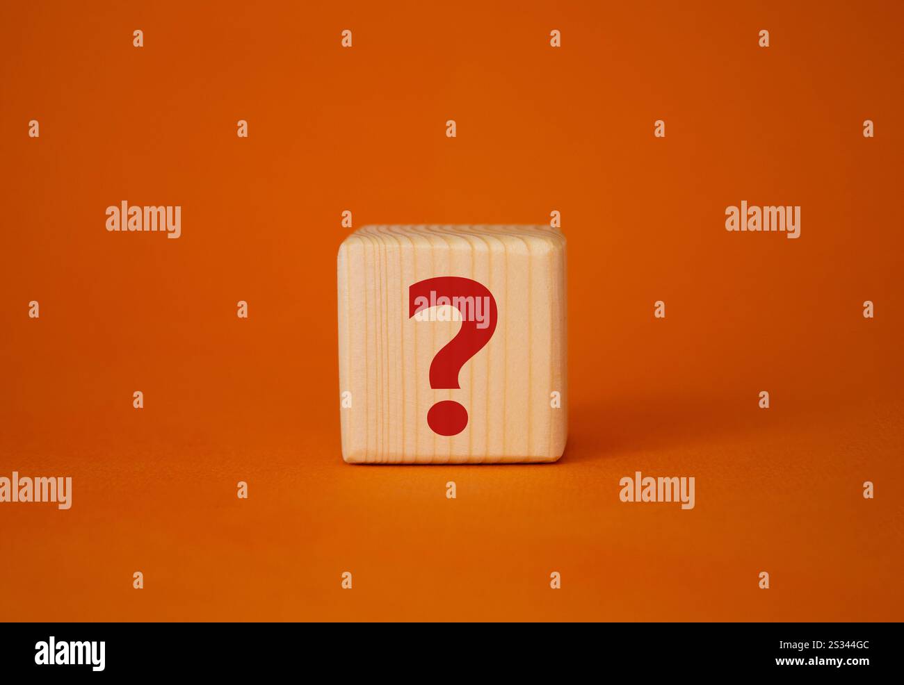Simbolo del punto interrogativo. Parole concettuali punto interrogativo sul cubo di legno. Bellissimo sfondo arancione. Affari e punto interrogativo. Copia spazio. Foto Stock