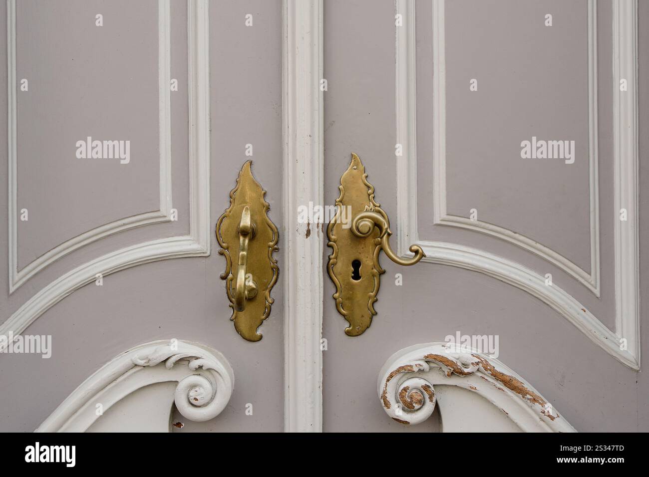 maniglia della portiera sulla vecchia portiera anteriore Foto Stock