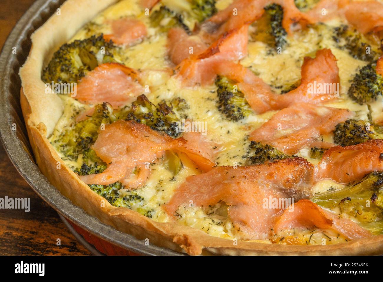 torta di salmone e broccoli, primo piano Foto Stock