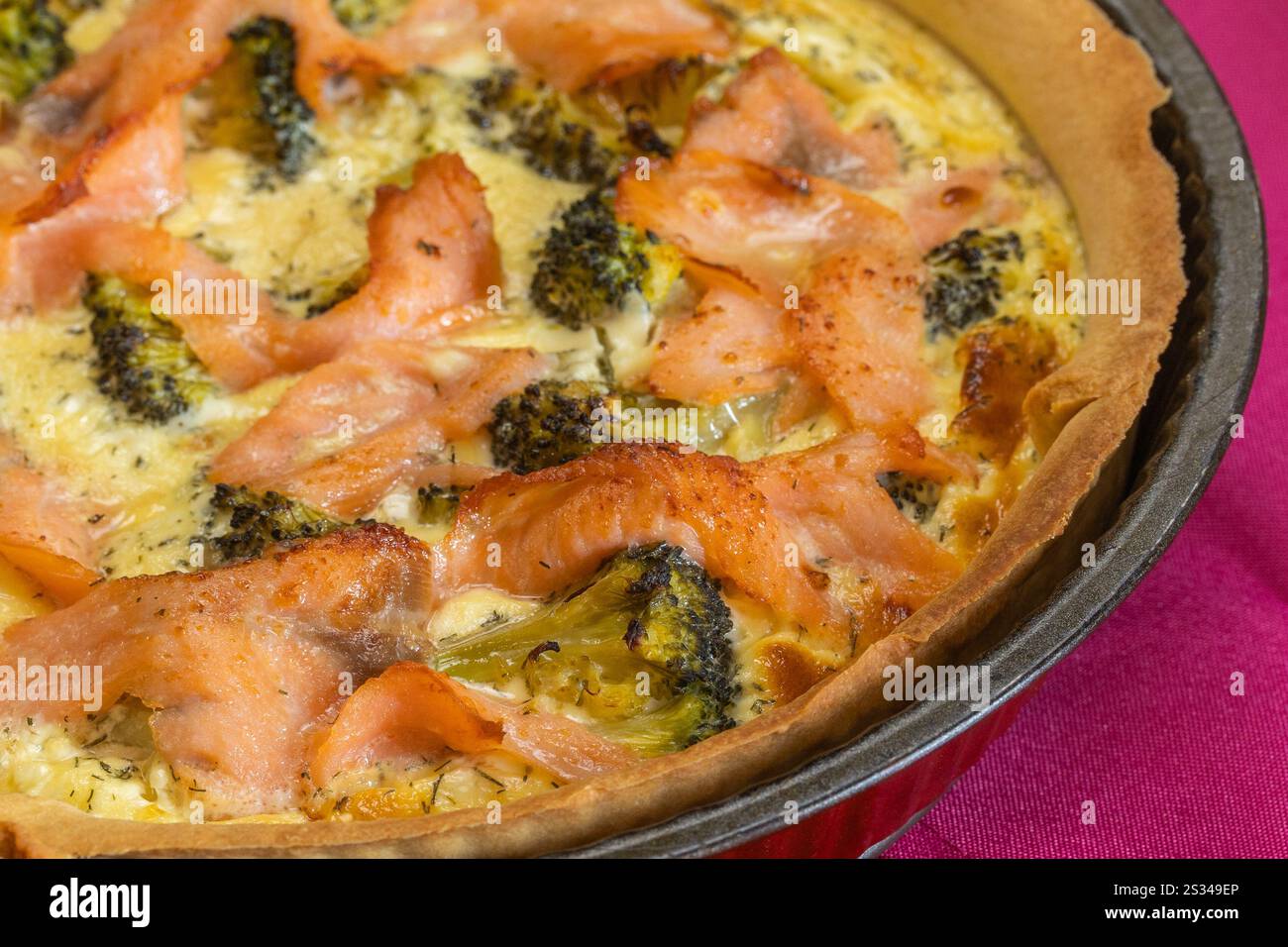 torta di salmone e broccoli, primo piano Foto Stock