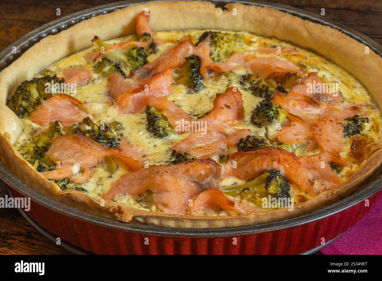 torta di salmone e broccoli, primo piano Foto Stock