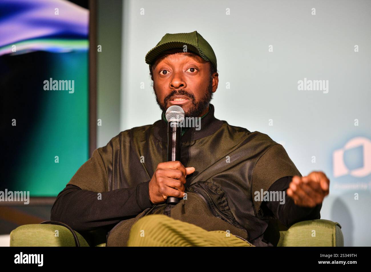 LAS VEGAS, Nevada - Will.i.am parla al futuro di Un RAIDIO: Durante il CES 2025 presso LLVCC Grand lobby, CES Creator Space a Las Vegas, Nevada, l'8 gennaio 2025. Crediti: DeeCee Carter/MediaPunch Foto Stock