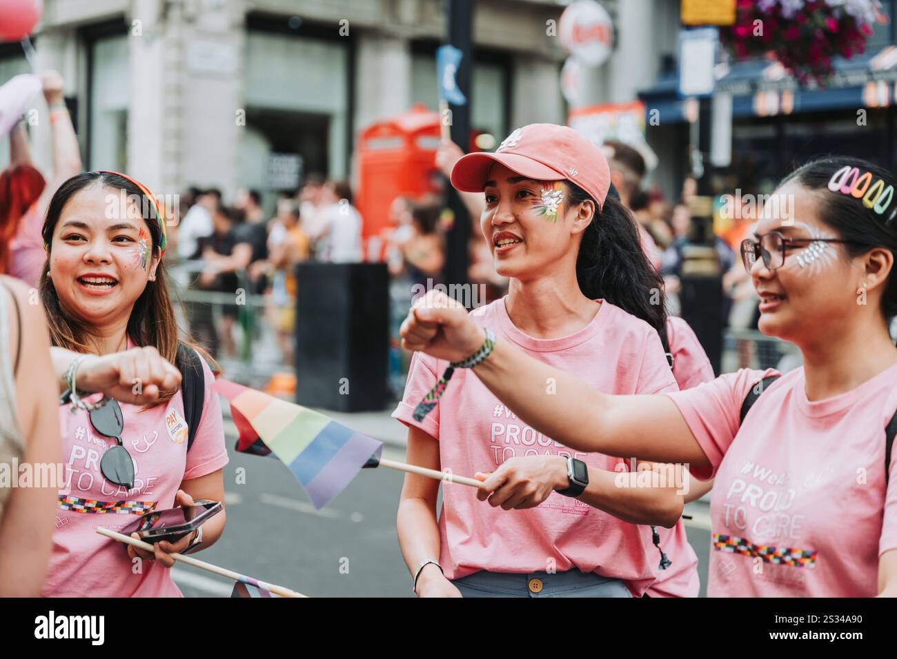 Gruppo di persone che festeggiano e sorridono durante un colorato evento all'aperto Foto Stock
