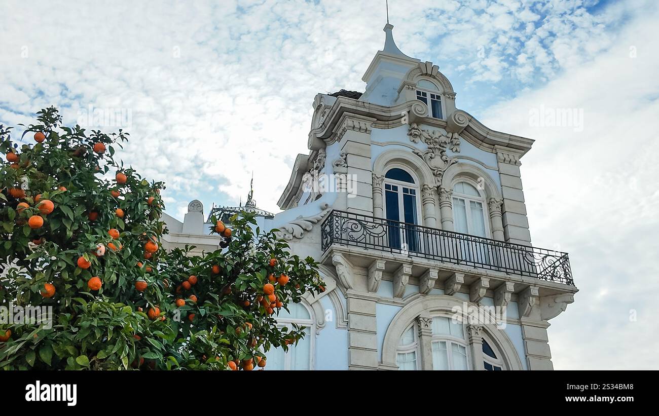L'esterno del Palazzo Belmarco di Faro, Portogallo, mostra i suoi intricati dettagli architettonici e il fascino storico Foto Stock