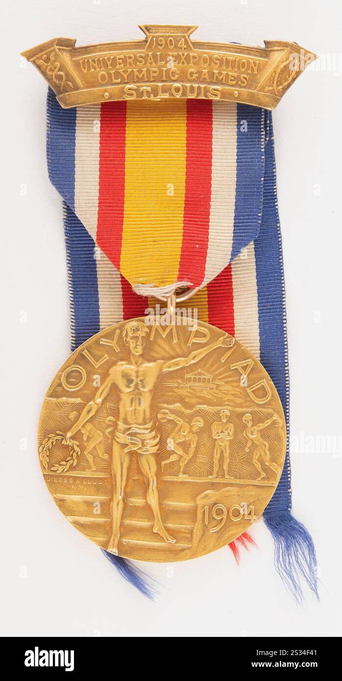 Boston, Massachusetts, Stati Uniti. 8 gennaio 2025. Medaglia d'oro del vincitore delle Olimpiadi di St. Louis 1904 con astuccio per gli ostacoli da 110 m da uomo ora a: $ 168.209 (14 offerte) stima: $ 150.000. (Immagine di credito: © RR Auction/ZUMA Press Wire) SOLO PER USO EDITORIALE! Non per USO commerciale! Foto Stock