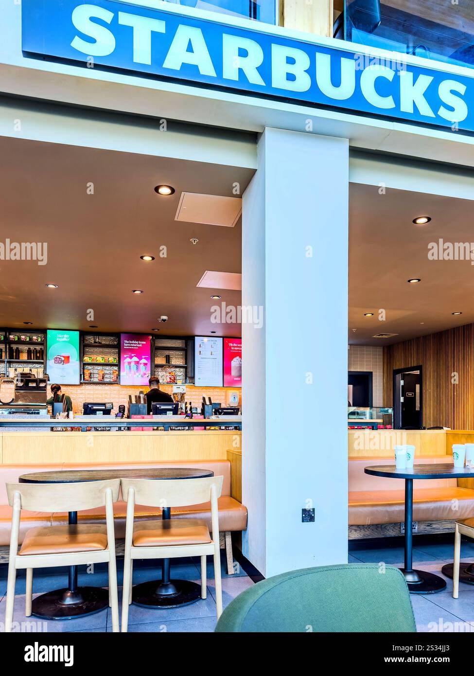 Un moderno cartello Starbucks Coffee Shop situato all'interno dell'autostrada M1 Leeds Skelton Lake serve lo yorkshire UK Foto Stock