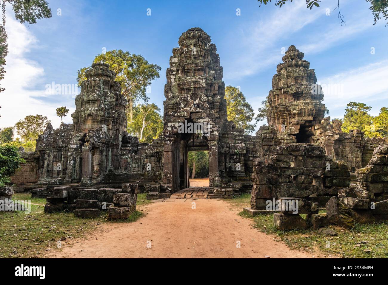 Le antiche porte dei templi in rovina di hindu Preah Khan khmer nascoste nelle giungle, il Parco Archeologico di Angkor, Siem Reap, Cambogia Foto Stock