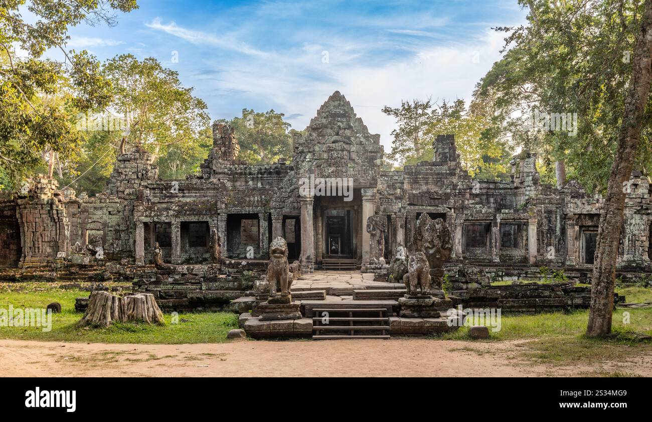 Sorvegliato dall'ingresso delle statue all'antico tempio in rovina hindu Preah Khan khmer nascosto nella giungla, al parco archeologico di Angkor, a Siem Reap, in Cambogia Foto Stock
