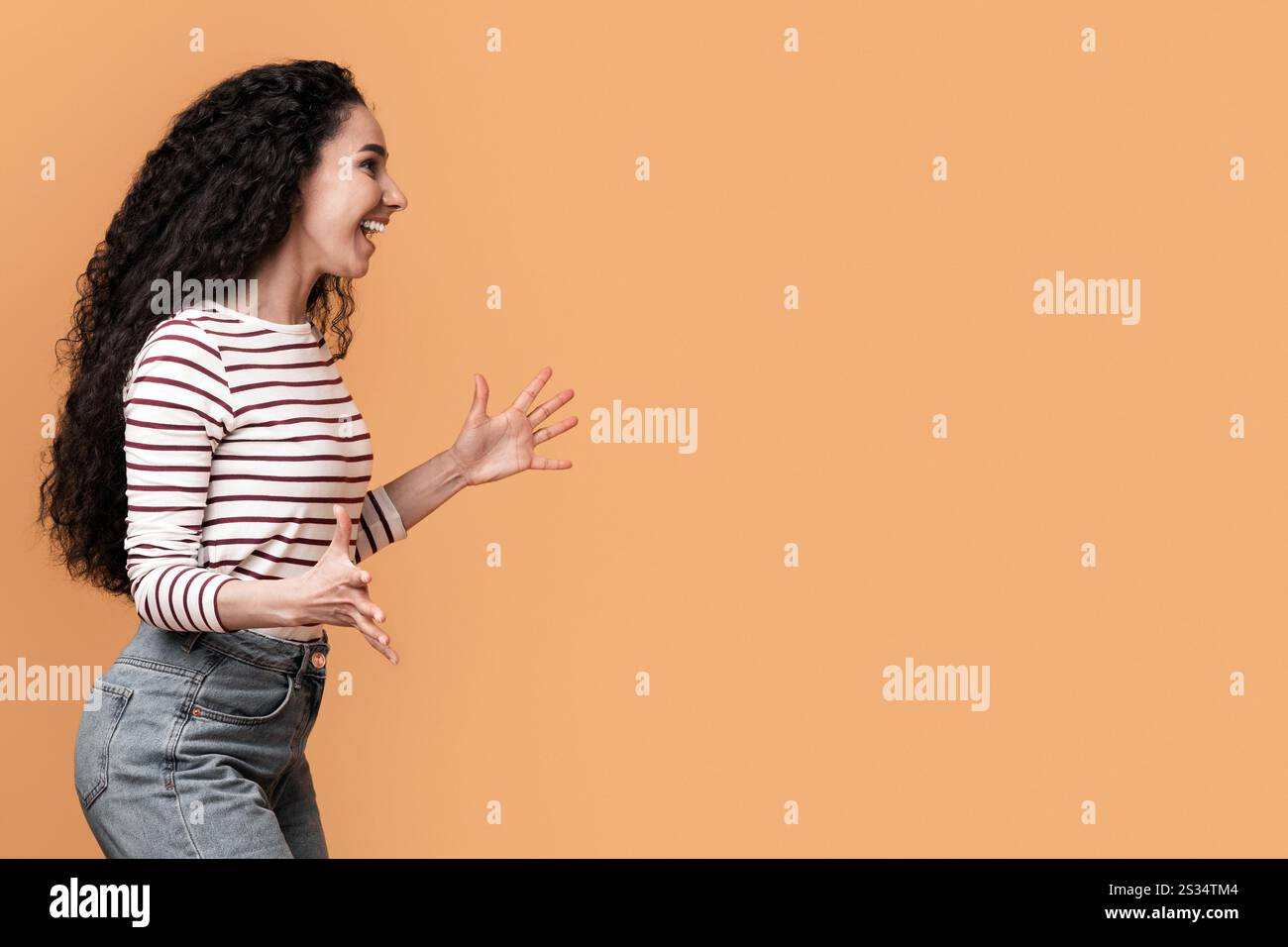 Grande fortuna. Coppia mediorientale gioiosa che alza le mani e esclama con entusiasmo Foto Stock