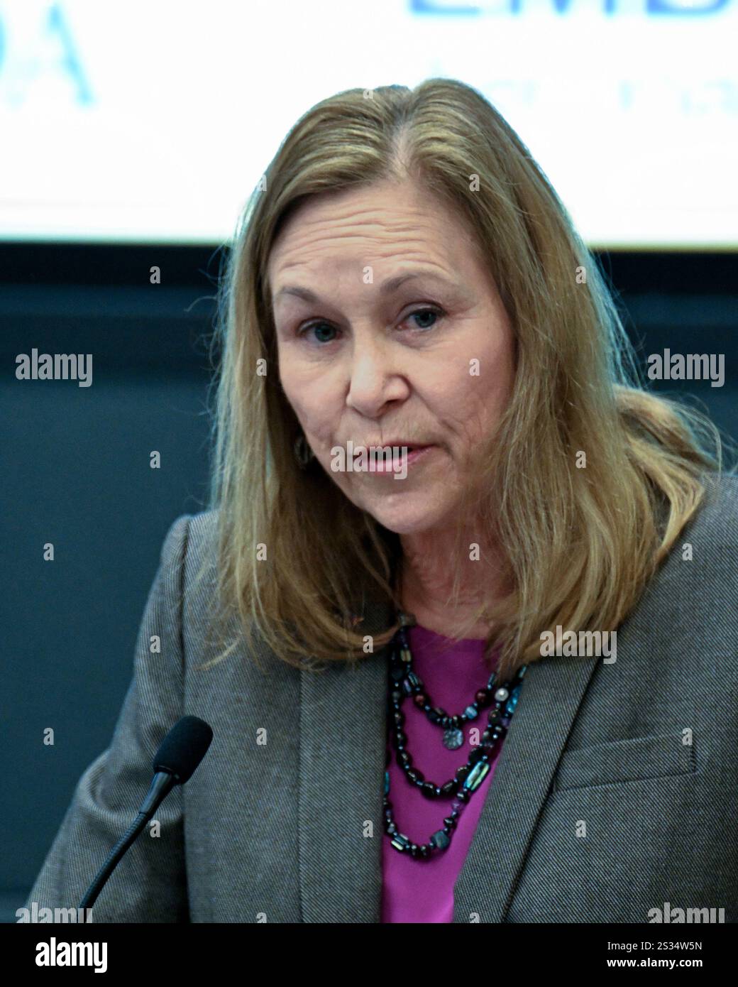 Janet Petro, direttore del Centro KSC della NASA, fa osservazioni sulla firma di un memorandum d'intesa tra il Florida University Space Research Consortium e la NASA al Kennedy Space Center, Florida, mercoledì 8 gennaio 2025. Lo Stato della Florida e la NASA hanno creato questo consorzio universitario per fornire benefici sia alla NASA che alle università coinvolte. Foto di Joe Marino/UPI credito: UPI/Alamy Live News Foto Stock