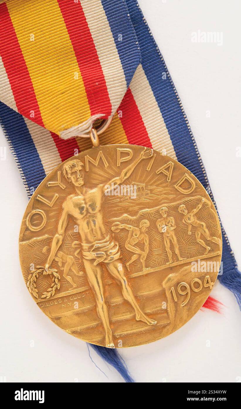 Boston, Massachusetts, Stati Uniti. 8 gennaio 2025. Medaglia d'oro del vincitore delle Olimpiadi di St. Louis 1904 con astuccio per gli ostacoli da 110 m da uomo ora a: $ 168.209 (14 offerte) stima: $ 150.000. (Immagine di credito: © RR Auction/ZUMA Press Wire) SOLO PER USO EDITORIALE! Non per USO commerciale! Foto Stock