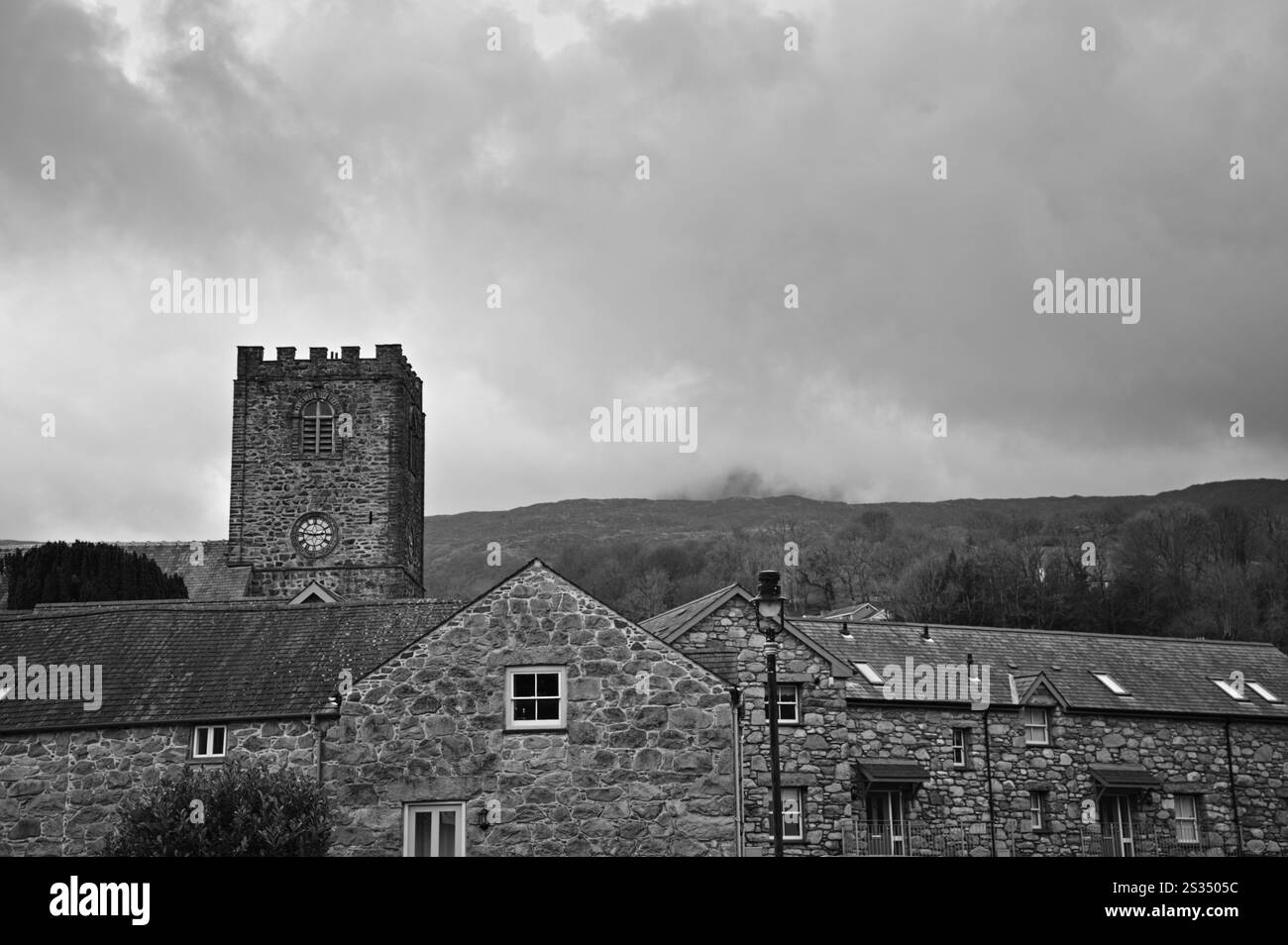 Villaggio di Dolgellau in bianco e nero - Dolgellau, Galles, Regno Unito - 16 dicembre 2024 Foto Stock