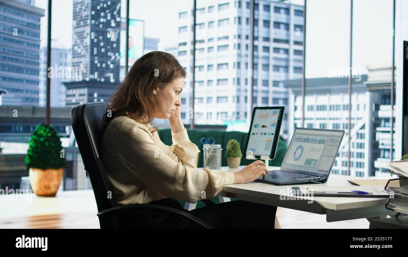 La donna con il ruolo esecutivo supervisiona l'analisi del budget e la strategia di investimento, mostrando il suo impegno per il successo finanziario e la crescita sostenibile nel settore aziendale. Etica del lavoro. Telecamera A.. Foto Stock