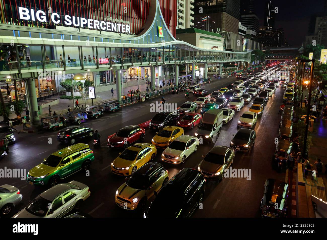 Bangkok, Thailandia - 22 marzo 2023: I conducenti sono bloccati in un lungo ingorgo di traffico intenso vicino al centro commerciale CentralWorld, nel trafficato quartiere del Siam. Foto Stock