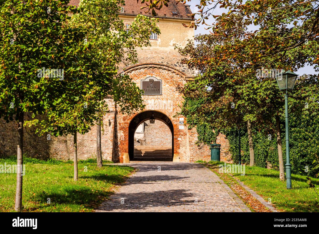 Parco all'ingresso del castello di Spilberk (o Spielberg), castello e cittadella barocca una volta la prigione più dura dell'Impero austriaco, a Brno, in Cechia Foto Stock