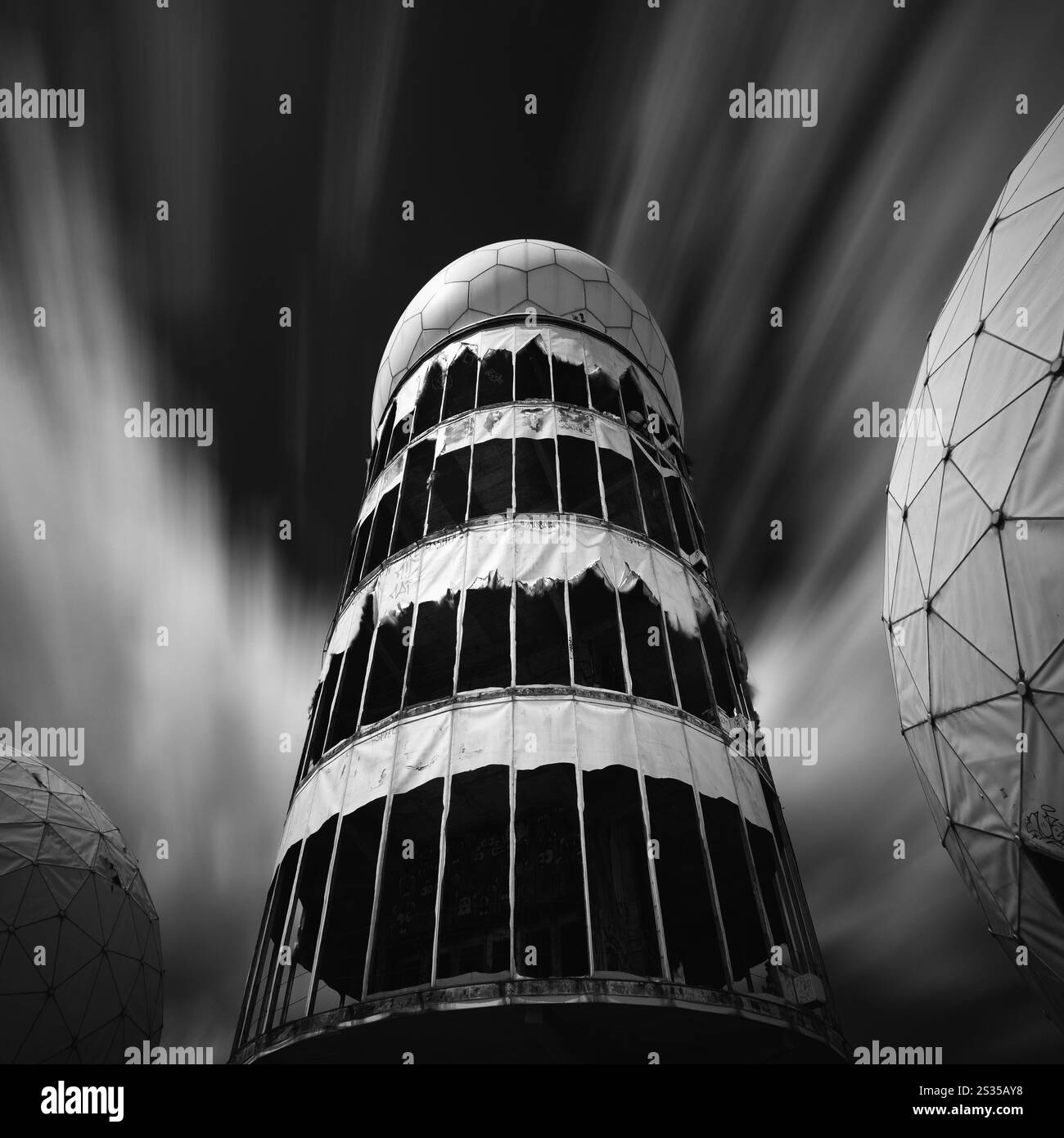 Vista della cupola radar dell'ex stazione di ascolto di Teufelsberg, Grunewald; Berlino; Germania; Europa Foto Stock