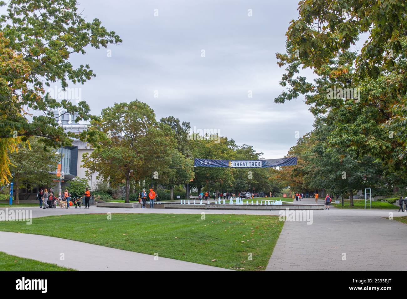 Martha Piper Plaza presso la University of British Columbia, con fontana, studenti che camminano nelle vicinanze e uno striscione Great Trek esposto sopra Foto Stock
