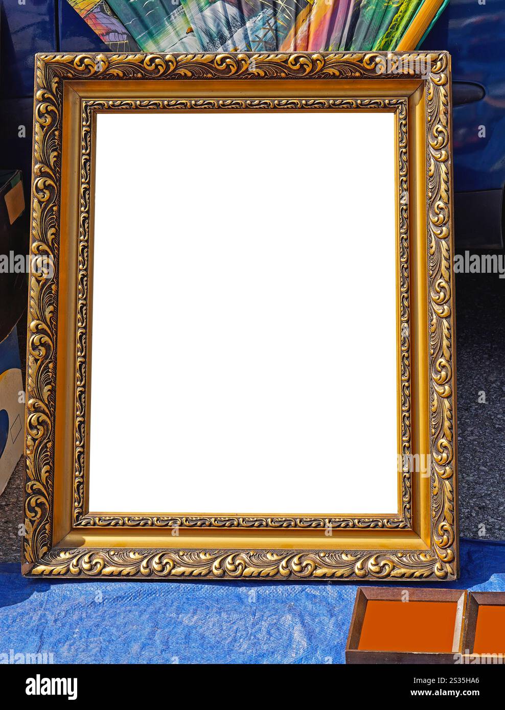 Spazio vuoto cornice dorata all'esterno dello spazio di copia Foto Stock