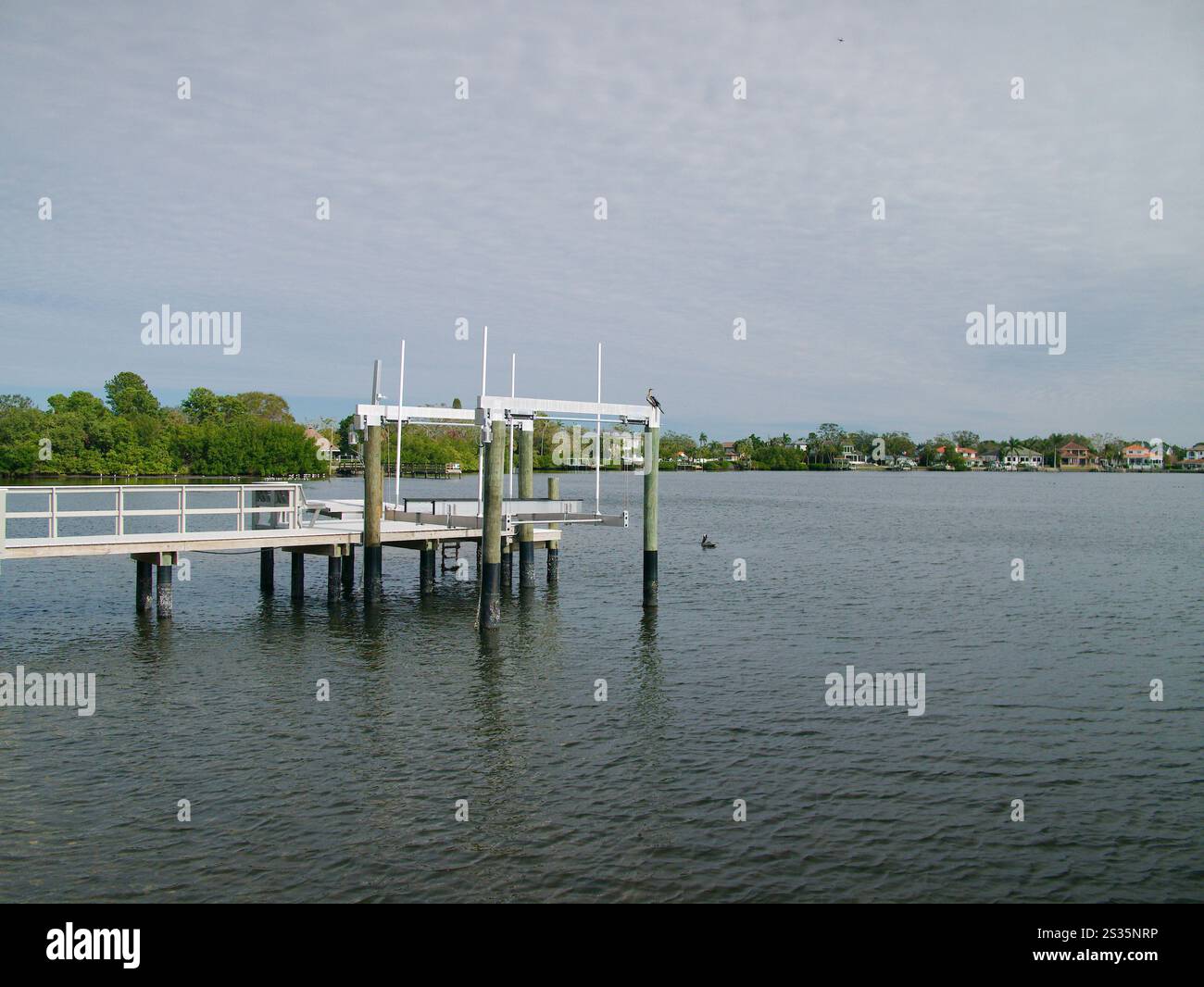 Ampia vista sulla Coffee Pot Bay a Saint Petersburg, Florida. Wood Pier sullo sfondo e pellicani bianchi. Giornata di sole con cielo azzurro e acque calme. Con g Foto Stock