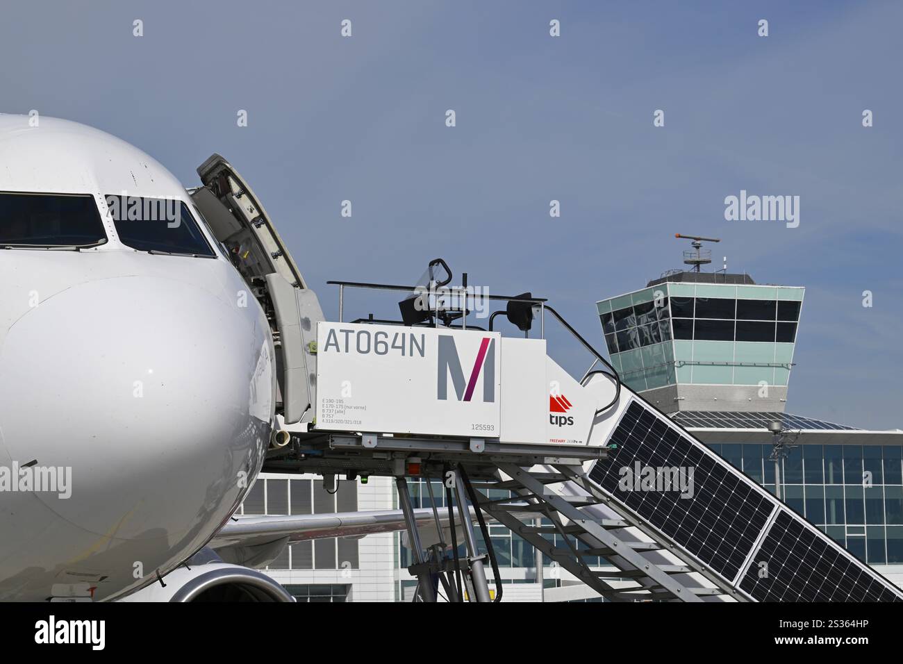 Aeromobili Airbus al momento del check-in con scale solari per passeggeri, torre di controllo, satellite, Terminal 2, Aeroporto di Monaco, alta Baviera, Baviera, tedesco Foto Stock