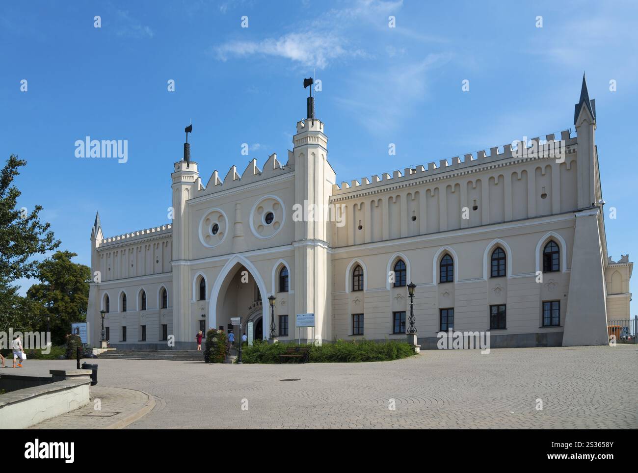 Grande castello su una spaziosa piazza sotto un cielo blu, castello con museo, Lublino, Polonia, Europa Foto Stock