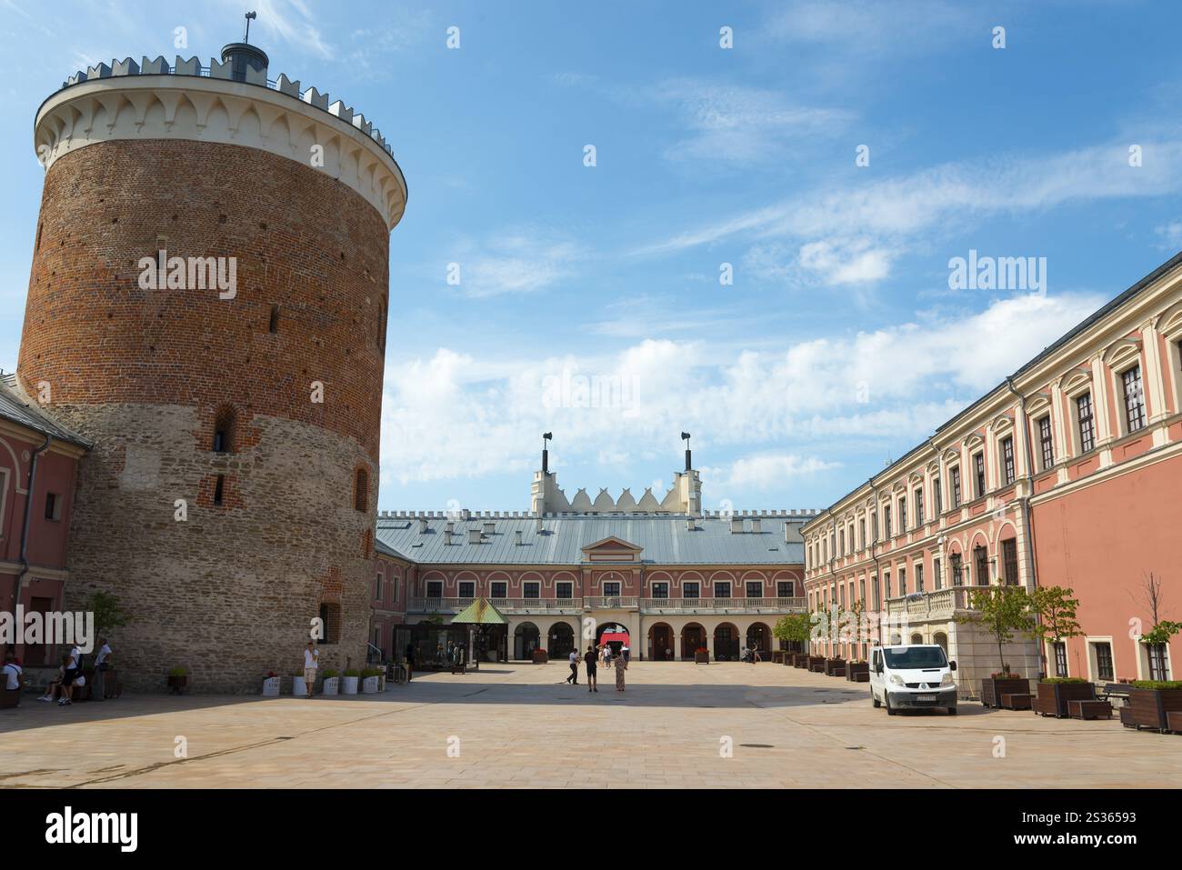 Grande cortile con torre storica ed edifici in una giornata di sole, torre di guardia, castello, museo, Lublino, Polonia, Europa Foto Stock