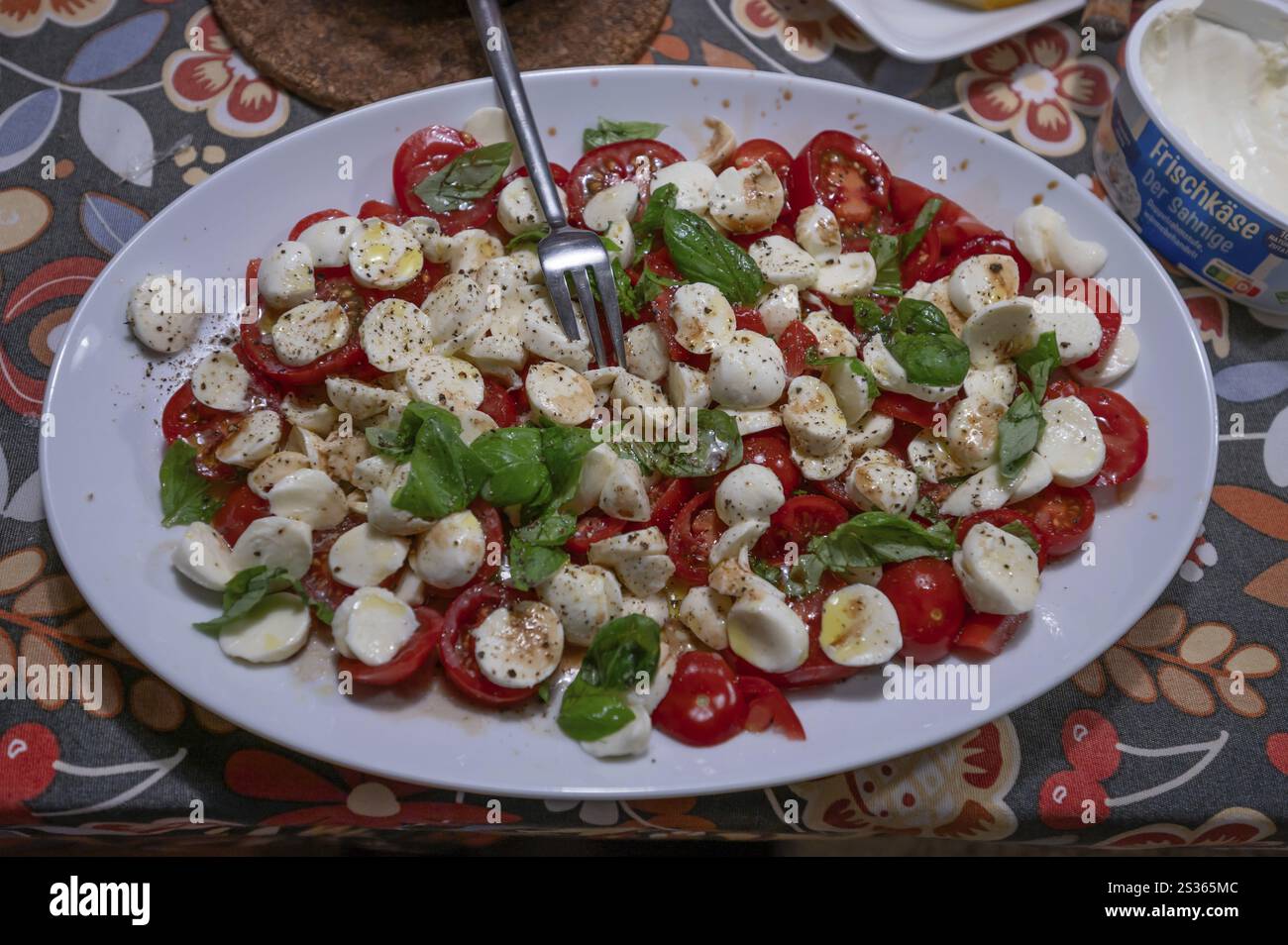 Insalata con mozzarella e pomodori, guarnita con basilico, Meclemburgo-Vorpommern, Germania, Europa Foto Stock