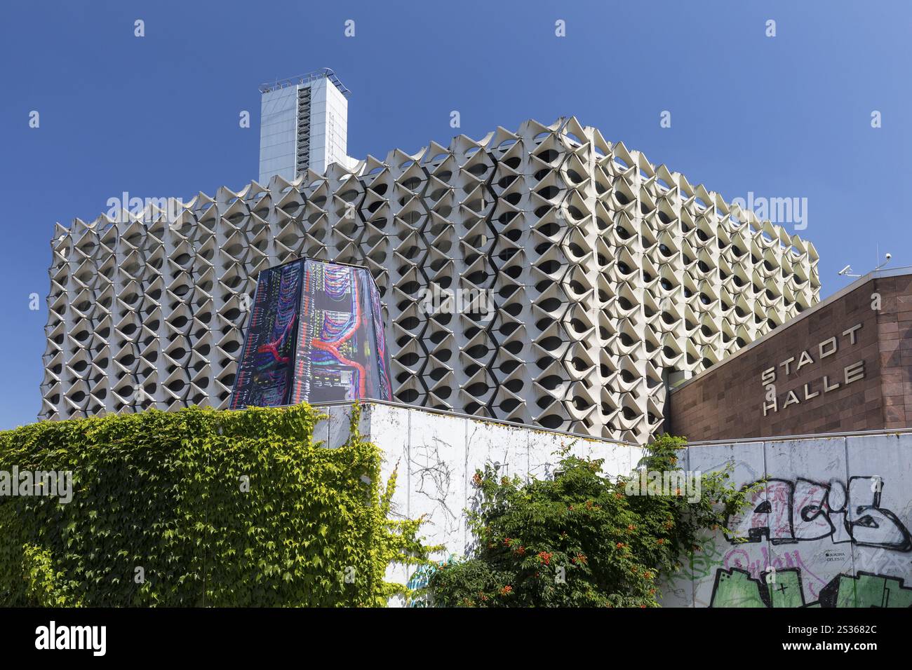 Contrasto ravvicinato, facciata del municipio in stile modernista orientale, Chemnitz, Sassonia, Germania, Europa Foto Stock