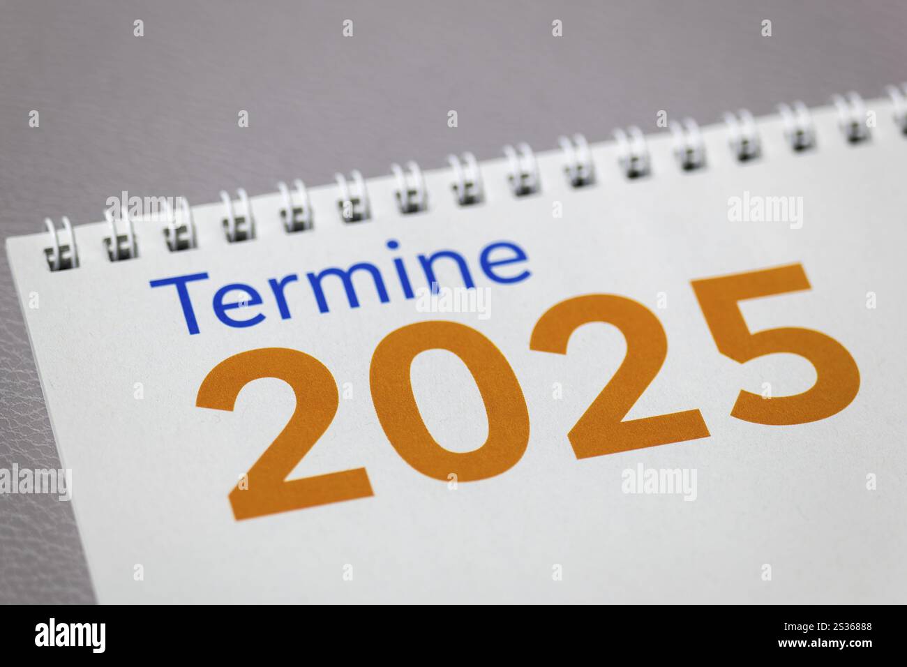 Pagina calendario con anno 2025 e rilegatura a spirale su sfondo grigio, calendario appuntamenti, Germania, Europa Foto Stock
