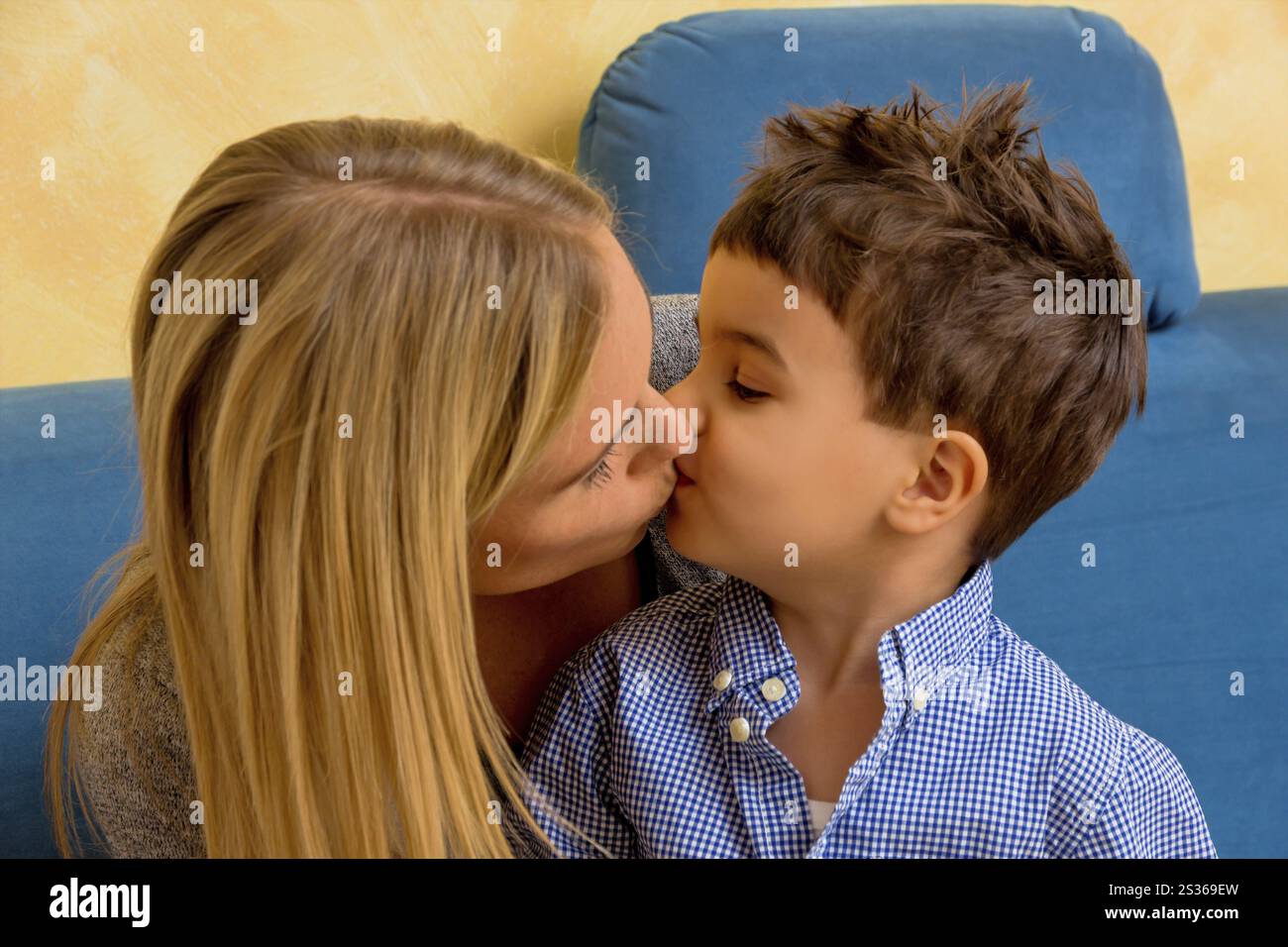 Un bambino mangia una banana. Foto simbolica per Ernaehrung Austria Foto Stock