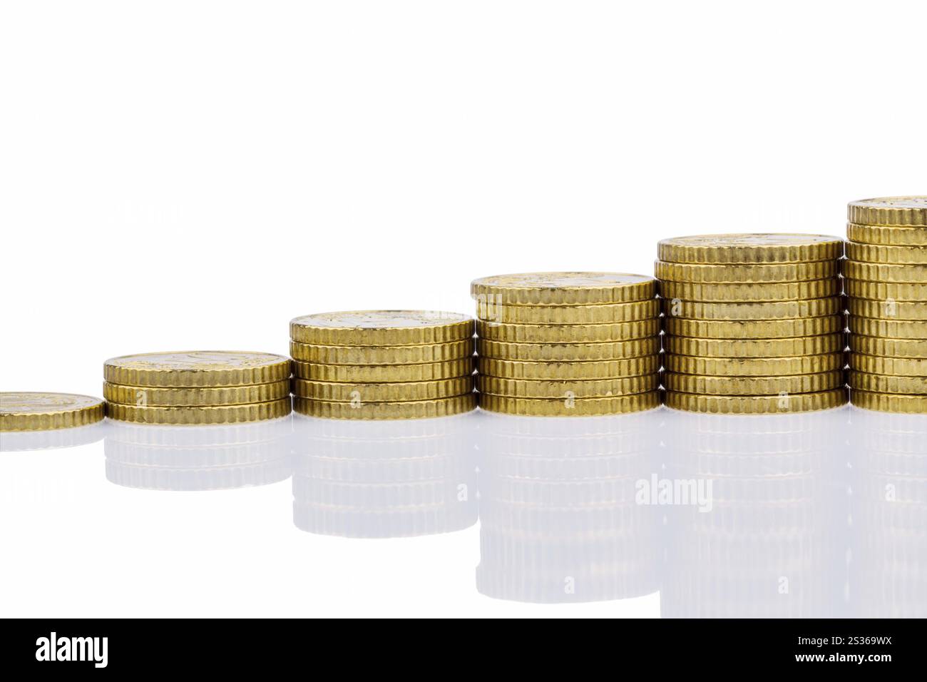 Monete impilate, riga ascendente, foto simbolica per la pianificazione finanziaria, rendimenti crescenti e buoni tassi di interesse Foto Stock