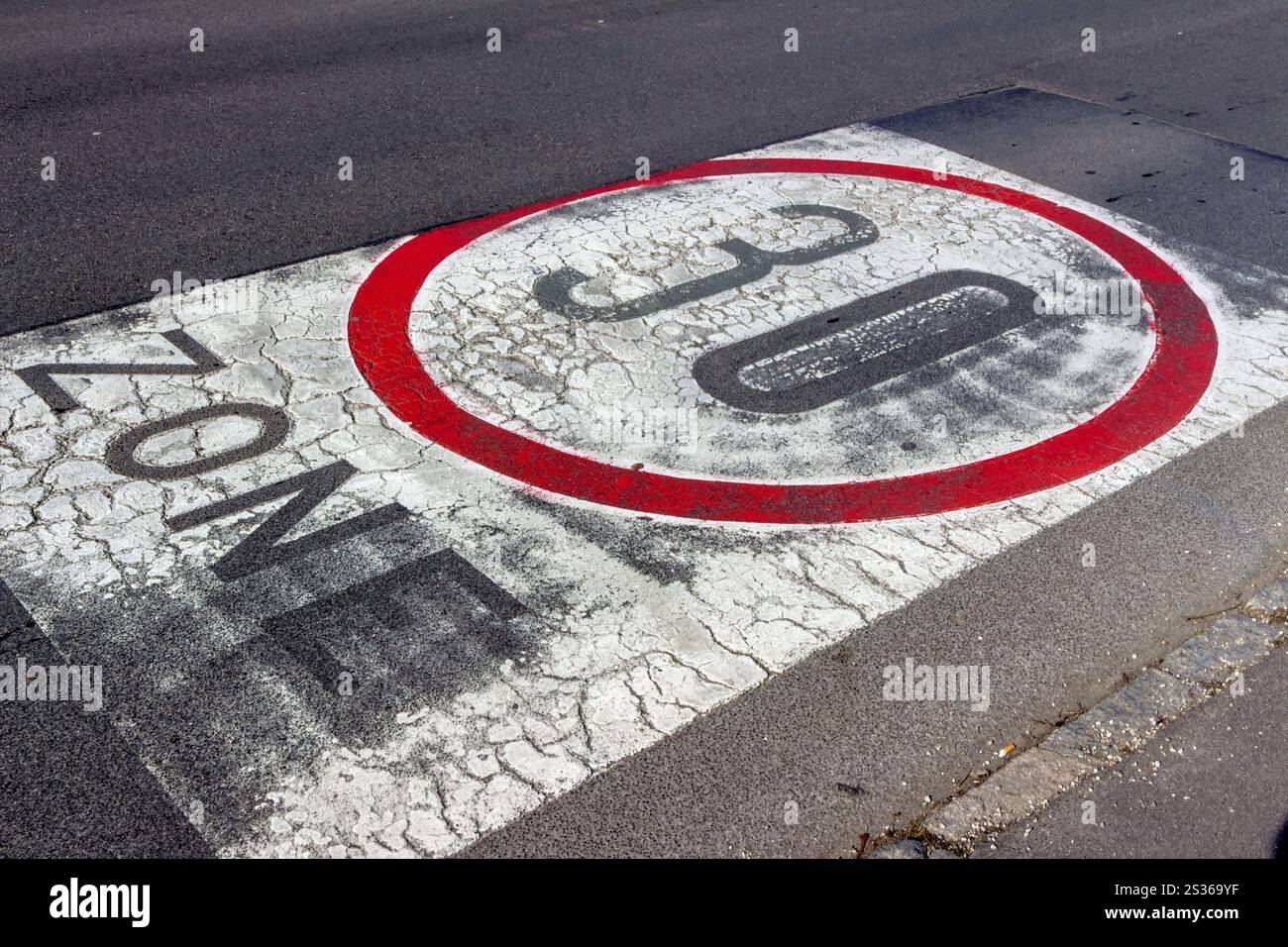 La velocità per i veicoli su una strada in una città era limitata a 30 km/h Austria Foto Stock