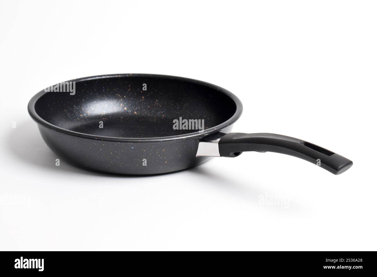 Padella nera con rivestimento antiaderente isolato su sfondo bianco Foto Stock