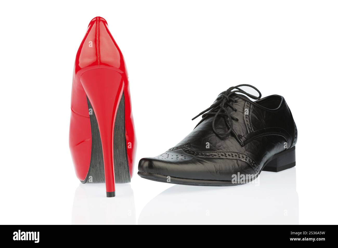 Scarpa da donna e da uomo, foto simbolica per la collaborazione e l'uguaglianza Foto Stock