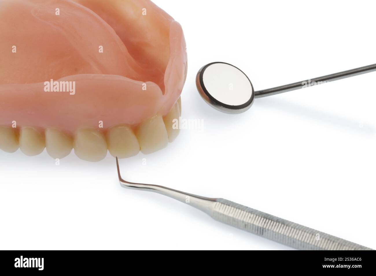Dentiere e specchio per la bocca, foto simbolo per dentiere, diagnostica e co-pagamento Austria Foto Stock