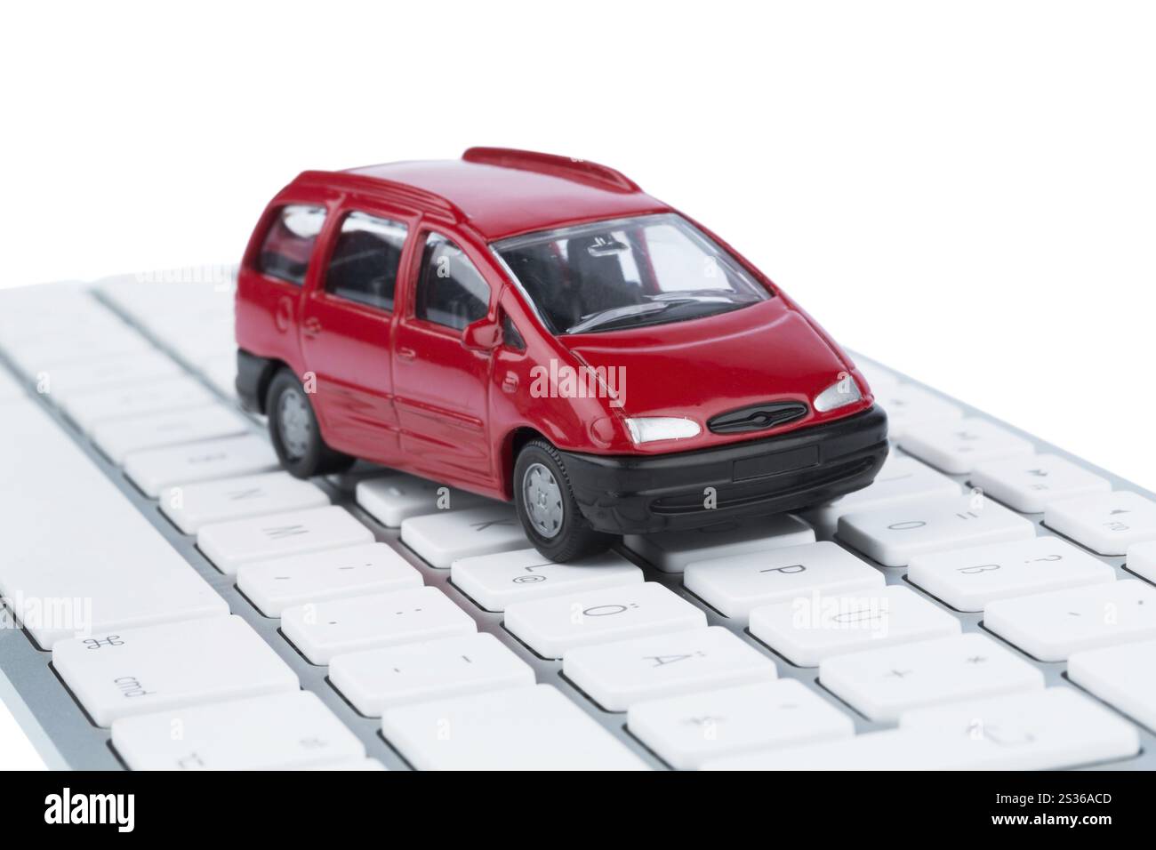 Auto sulla tastiera, foto simbolo per l'acquisto di auto e il commercio di auto su Internet Foto Stock