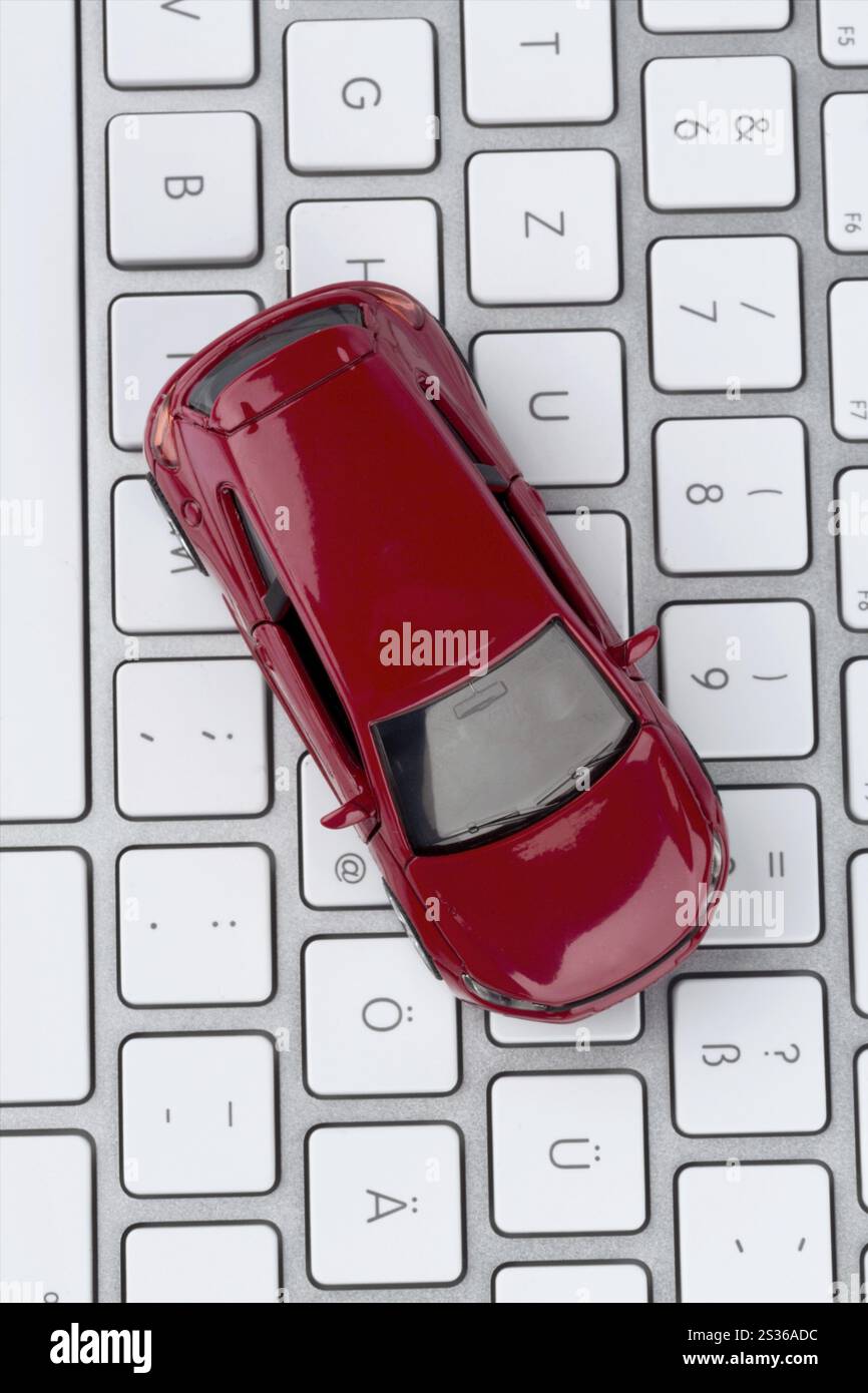 Auto sulla tastiera, foto simbolo per l'acquisto di auto e il commercio di auto su Internet Foto Stock