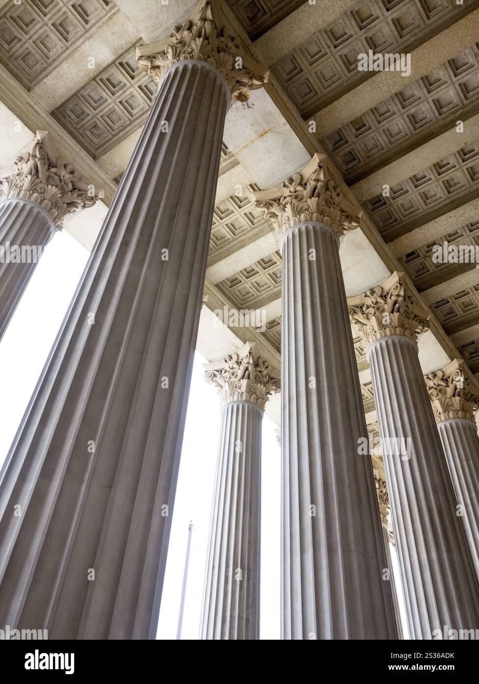 Colonne al parlamento di Vienna, foto simboliche di architettura, stabilità, storia Foto Stock