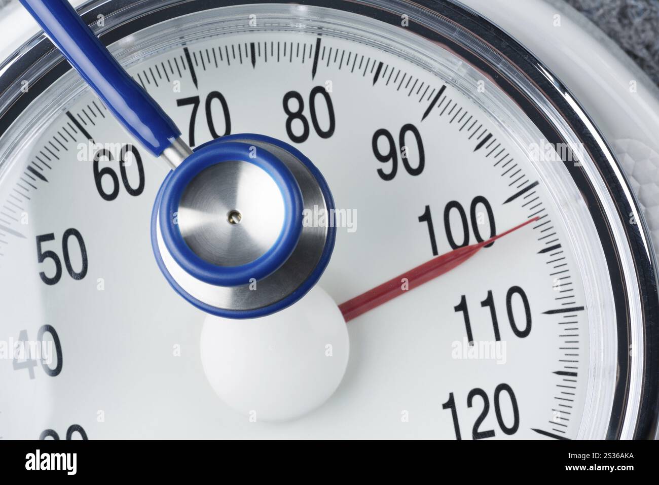 Stetoscopio e bilance, foto simbolica per peso, dieta e malattie cardiache Austria Foto Stock