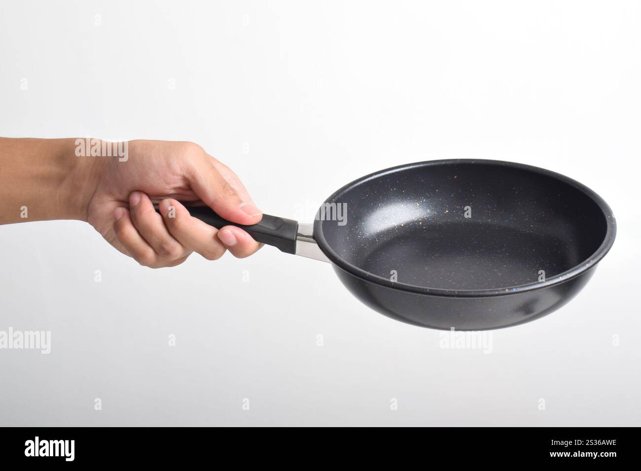 Padella nera con rivestimento antiaderente isolato su sfondo bianco Foto Stock
