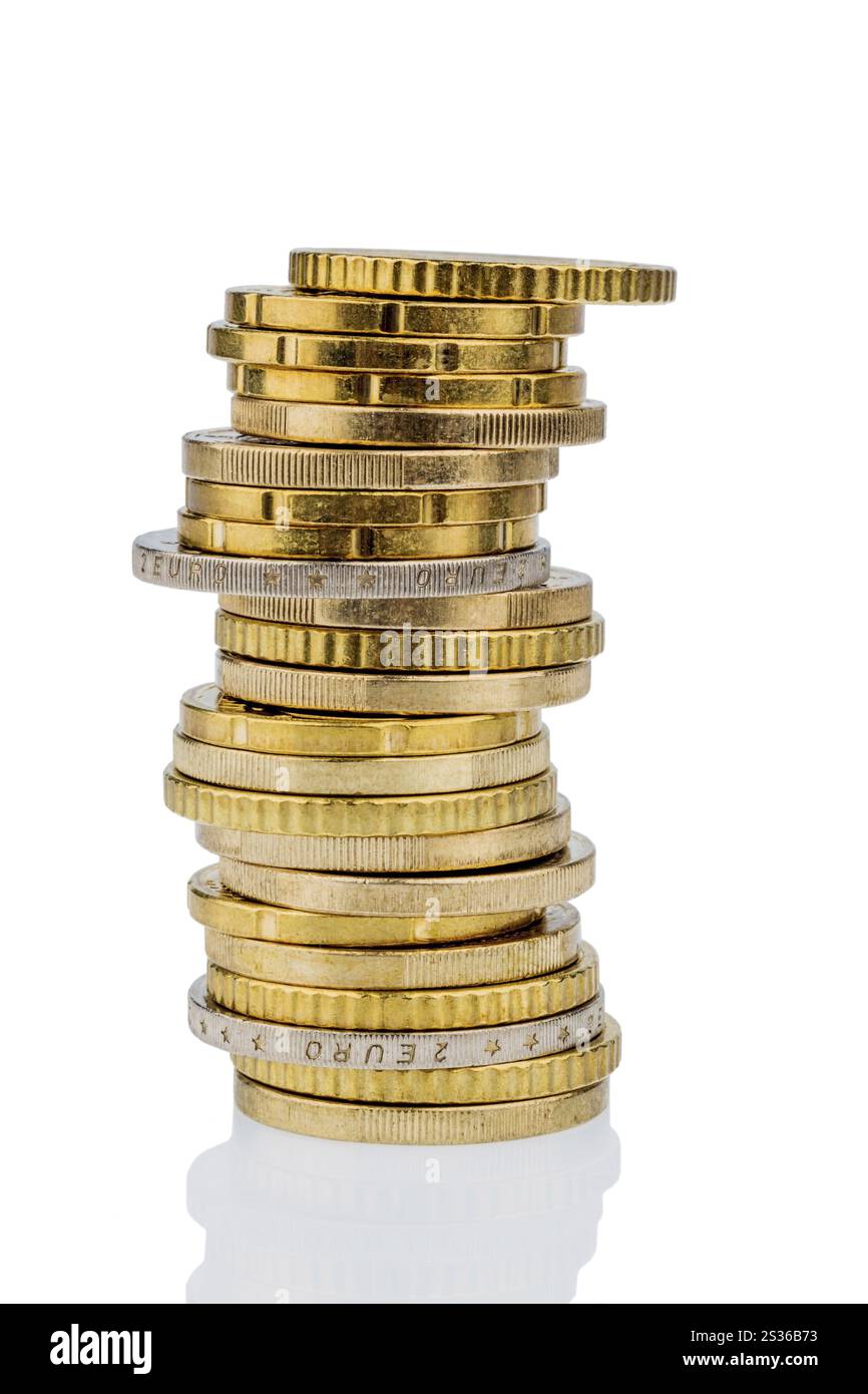 Una pila di monete su sfondo bianco, foto simboliche per il salvataggio, parsimonia, piccoli risparmiatori Austria Foto Stock