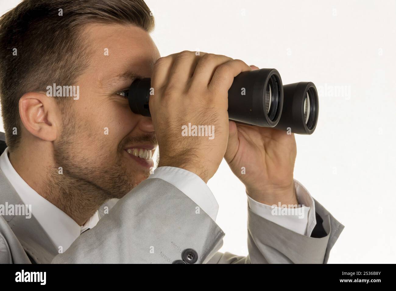 Un manager (giovane imprenditore) con binocoli in cerca di ordini o posti di lavoro Austria Foto Stock Un manager (giovane imprenditore) con binocoli in cerca di ordini o posti di lavoro Austria Foto Stock