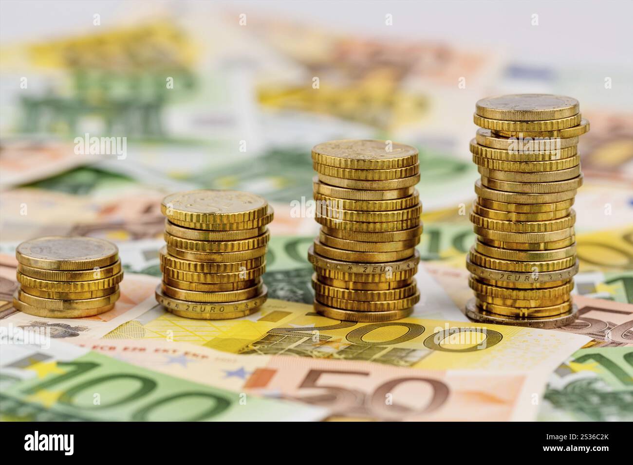 Pila di monete, curva in aumento, foto simboliche per l'aumento dei profitti e anche i costi in aumento Austria Foto Stock